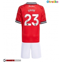Otroške Nogometnih dresov Manchester United Luke Shaw #23 Domači 2025-26 Kratki rokavi (+ hlače)
